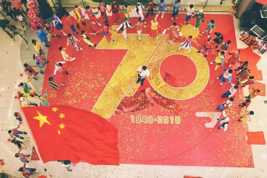 30岁章泽天伦敦被偶遇,身后跟助理气场强大,脸小人美很惊艳!